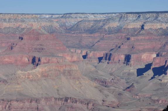Visão de um ensolarado Grand Canyon, antes de iniciarmos a trilha que desce até o rio Colorado, no Arizona, nos Estados Unidos